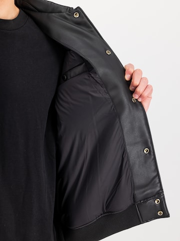 ALPHA INDUSTRIES Демисезонная куртка в Черный