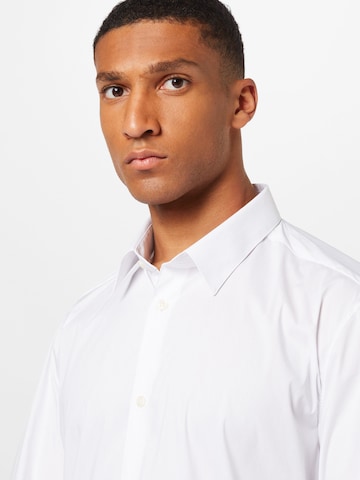 Coupe regular Chemise business 'LUTO' DRYKORN en blanc