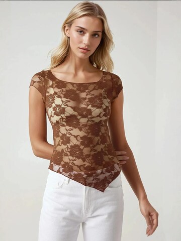 T-shirt Hiccup en marron : devant