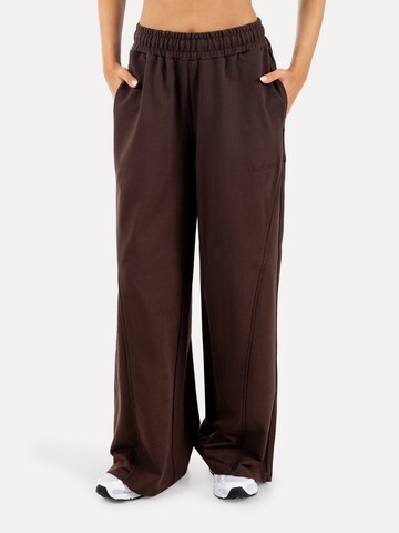 Smilodox Loosefit Broek in Bruin: voorkant