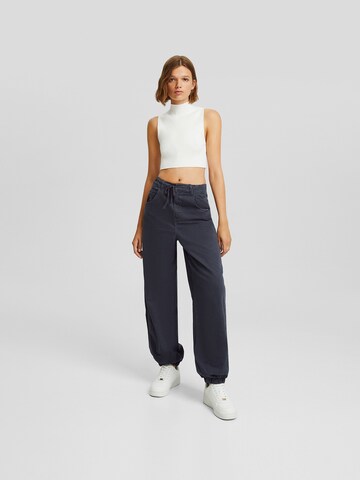 Bershka Avsmalnet Jeans i grå