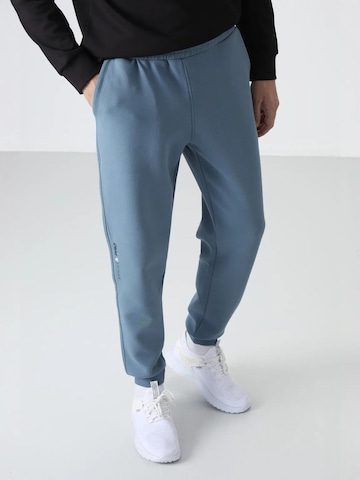 Tommy Life - Skinny Calças de desporto 'Jogginghose' em azul: frente