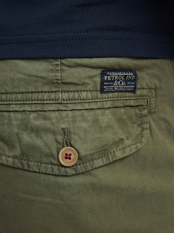 Petrol Industries - regular Pantalón cargo en verde