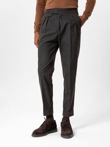 Tapered Pantaloni con pieghe di Antioch in marrone