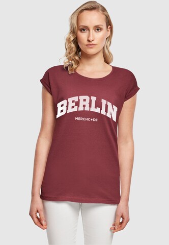 Merchcode Shirt 'Berlin Wording' in Rood: voorkant