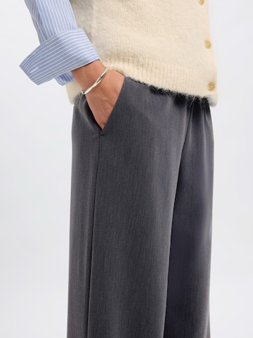 SELECTED - Pierna ancha Pantalón 'SLFPATRICIA' en gris