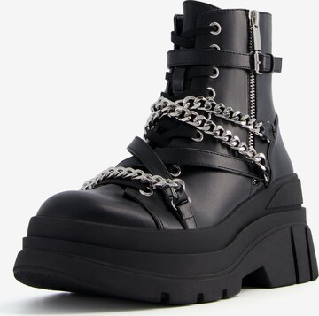 Bottines à lacets Bershka en noir : devant