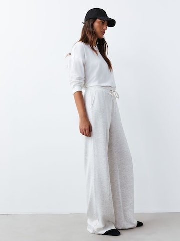 Next Szeroka nogawka Spodnie w kolorze szary