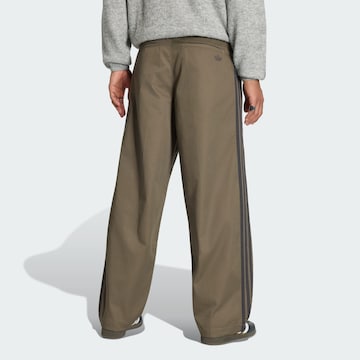 ADIDAS ORIGINALS Loosefit Kalhoty '3 STRIPES PLEATED' – hnědá