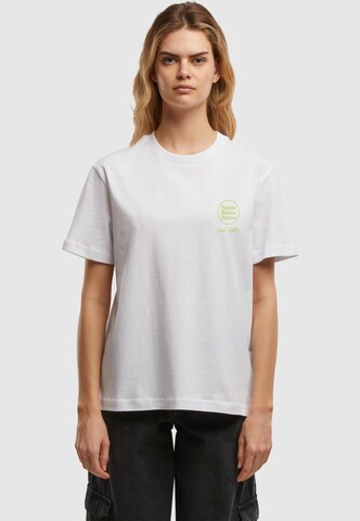 Merchcode Shirt 'Iced Matcha Latte' in Wit: voorkant