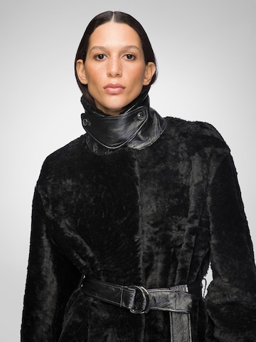 V S P Wintermantel 'Gabrielle' in Zwart