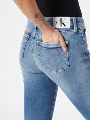 Calvin Klein Jeans ضيق جينز بلون أزرق