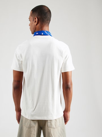 balta Lee Marškinėliai: galas