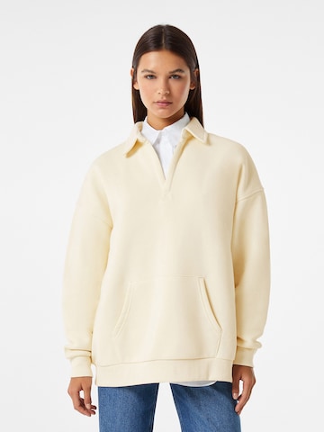 Bershka Sweatshirt in Beige: front