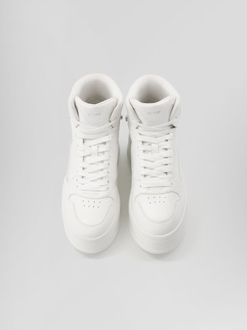 Bershka Hög sneaker i vit