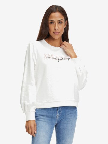 Betty & Co Sweatshirt in White: front