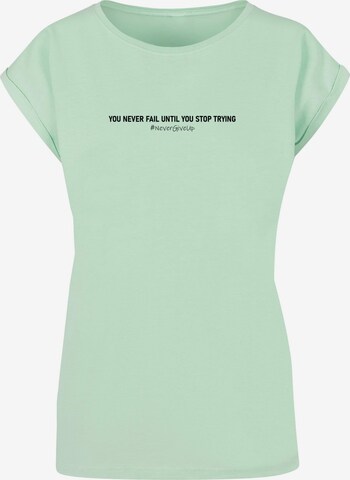 Merchcode Shirt 'Never Give Up' in Groen: voorkant