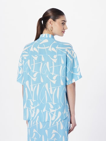 Monki Blouse in Blauw