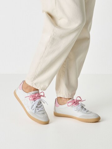 Baskets basses Tamaris en blanc : devant