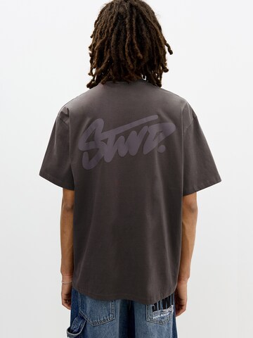 Tricou 'STWD' de la Pull&Bear pe gri: față