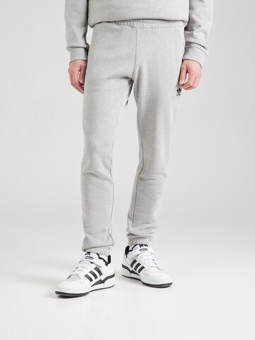 Tapered Pantaloni 'Essential' di ADIDAS ORIGINALS in grigio: frontale