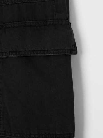Pull&Bear Regular Карго дънки в черно