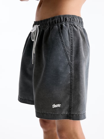 Pull&Bear Kratke kopalne hlače | siva barva