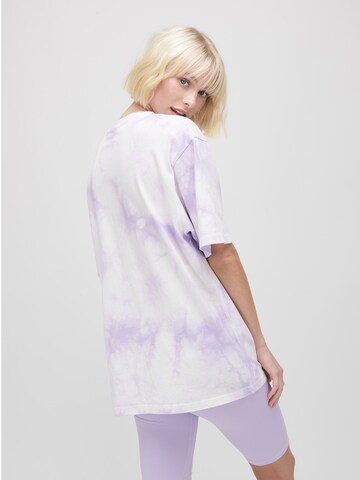 T-Shirt 'CHRISTINA' ABOUT YOU x VIAM Studio en violet : derrière