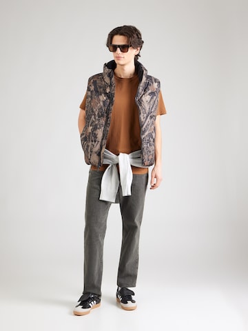 Tricou 'EVERYDAY' de la GAP pe maro