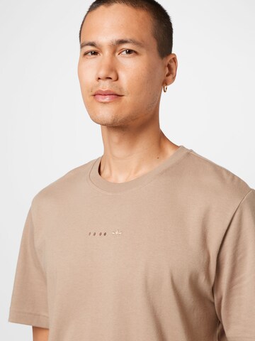 ADIDAS ORIGINALS T-Shirt 'Reveal Essentials' in Braun