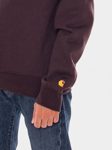Carhartt WIP Sweatshirt 'CHASE SWEAT PALISANDER / GOLD' in Rood