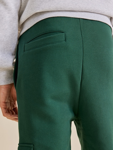 DAN FOX APPARELTapered Cargo hlače 'Taylor Heavyweight' - zelena boja