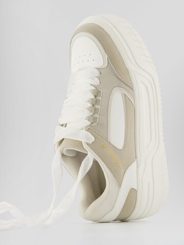 Bershka Sneakers in Beige