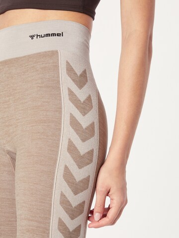 Skinny Pantaloni sportivi di Hummel in beige