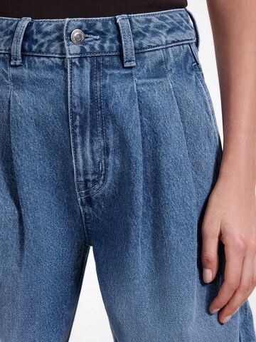 Barrel Jeans con pieghe di Friends Like These in blu
