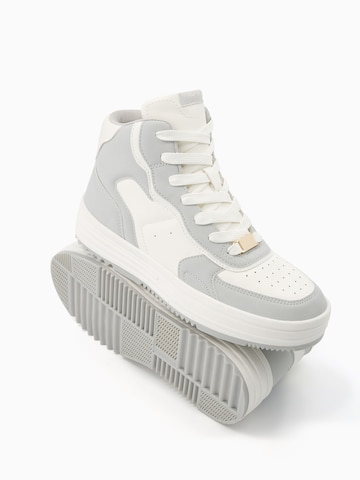 Bershka Sneakers hoog in Grijs