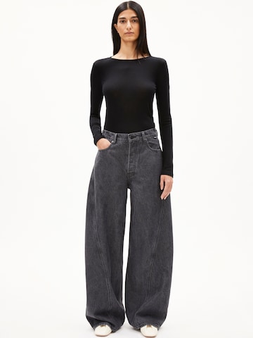 ARMEDANGELS Loosefit Jeans 'AALTHEA' in Zwart
