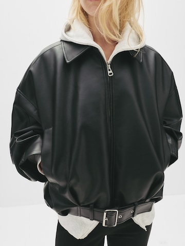 Pull&Bear Välikausitakki värissä musta