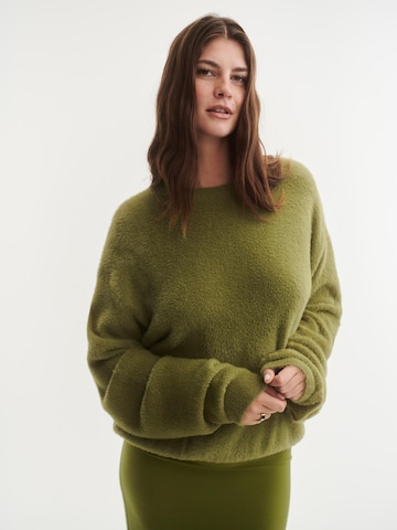 ABOUT YOU x Laura Giurcanu Sweater in Green: front