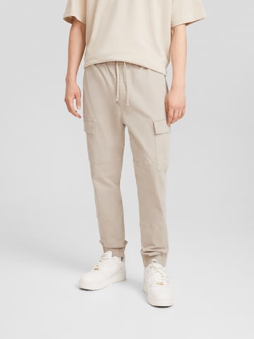 Effilé Pantalon cargo Bershka en beige : devant