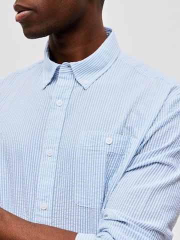SELECTED HOMME جينز مضبوط قميص 'Reil' بلون أزرق