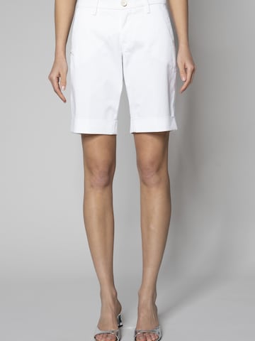 Re-HasH Regular Trousers in White: front