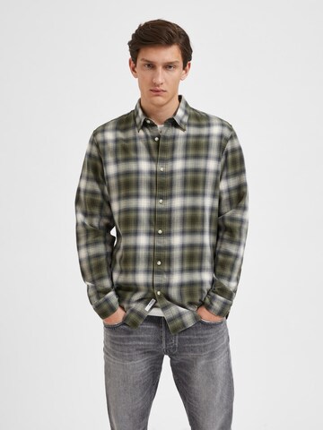 SELECTED HOMME Regular fit Button Up Shirt 'Robin' in Green: front