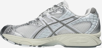 Baskets basses ASICS en blanc : devant