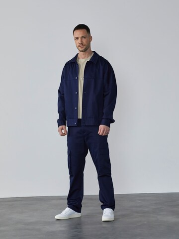 DAN FOX APPAREL Tussenjas 'Neo' in Blauw: voorkant