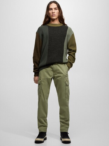 Pull&Bear Tapered Cargobroek in Groen: voorkant