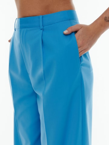 Wide leg Pantaloni cu dungă 'Vanessa' de la ABOUT YOU x Laura Giurcanu pe albastru