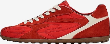 Sneaker low de la Bershka pe roșu: față