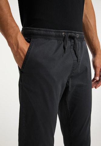 Slimfit Pantaloni eleganți de la TUFFSKULL pe negru