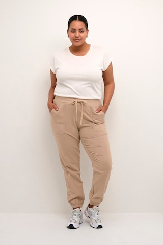 KAFFE CURVE Loosefit Housut 'Nana' värissä beige